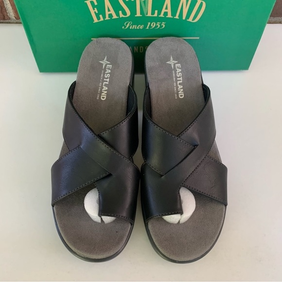 EASTLAND Liza Slide w/ Toe Loop and Block Heel - Picture 5 of 9